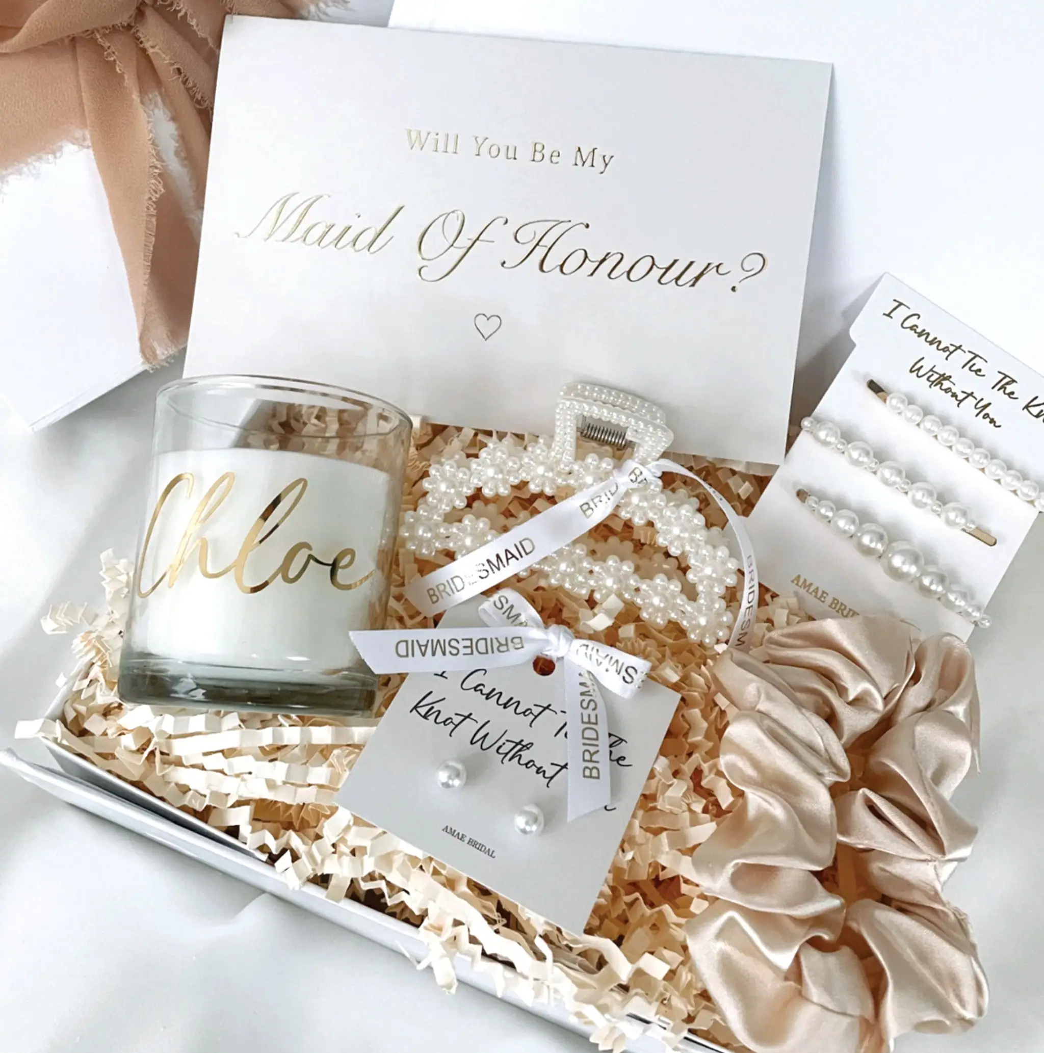 Maid of honour gift box with a card, personalized candle, pearl hair clips and a satin scrunchie